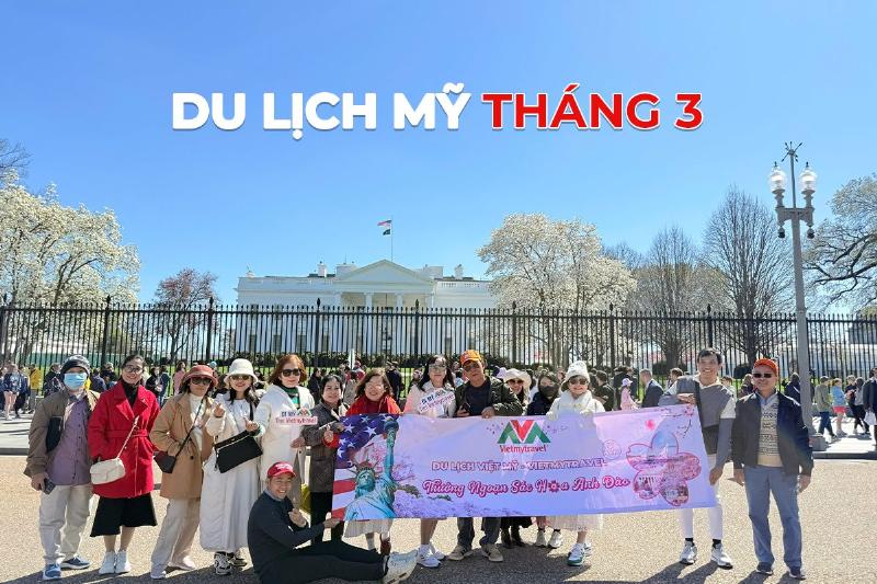 Hình ảnh người dân tham gia một lễ hội truyền thống sôi động ở vùng nông thôn Việt Nam, với cờ hoa rực rỡ và không khí náo nhiệt